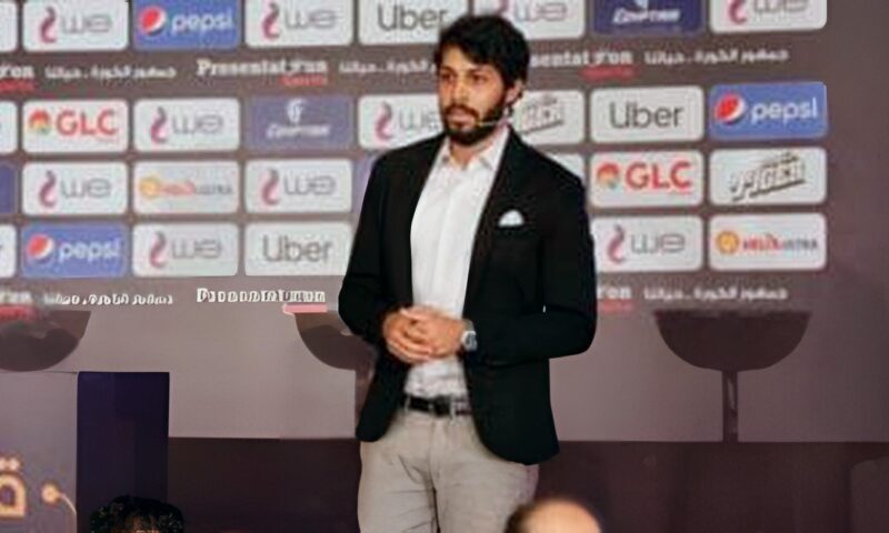 حسام الزناتي يحضر ودية الزمالك والشرقية إنبي تمهيدًا لتولي منصب المدير الرياضي