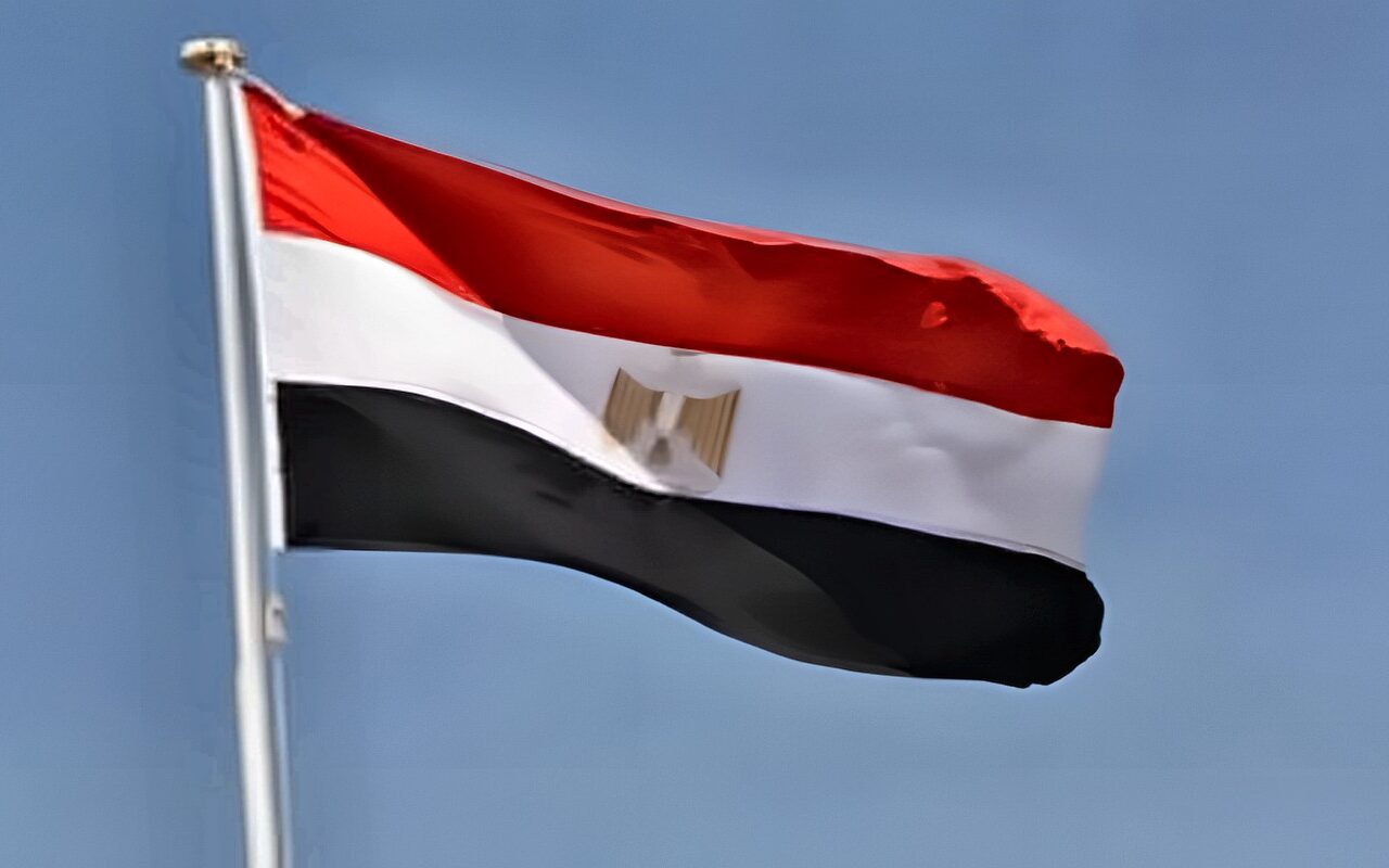 مصدر مطلع: مصر لا تقبل الزج باسمها في مزايدات سياسية وتصر على موقفها الرافض للتدخل في أي شأن داخلي لأي دولة