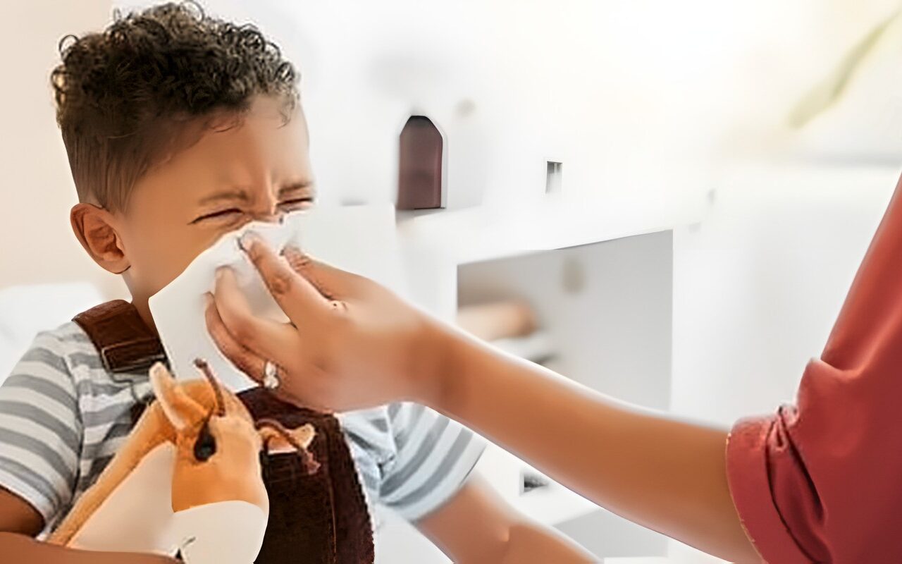 رغم استقرار الطقس.. ظاهرة خفية تهدد الكبار والأطفال بنزلات البرد