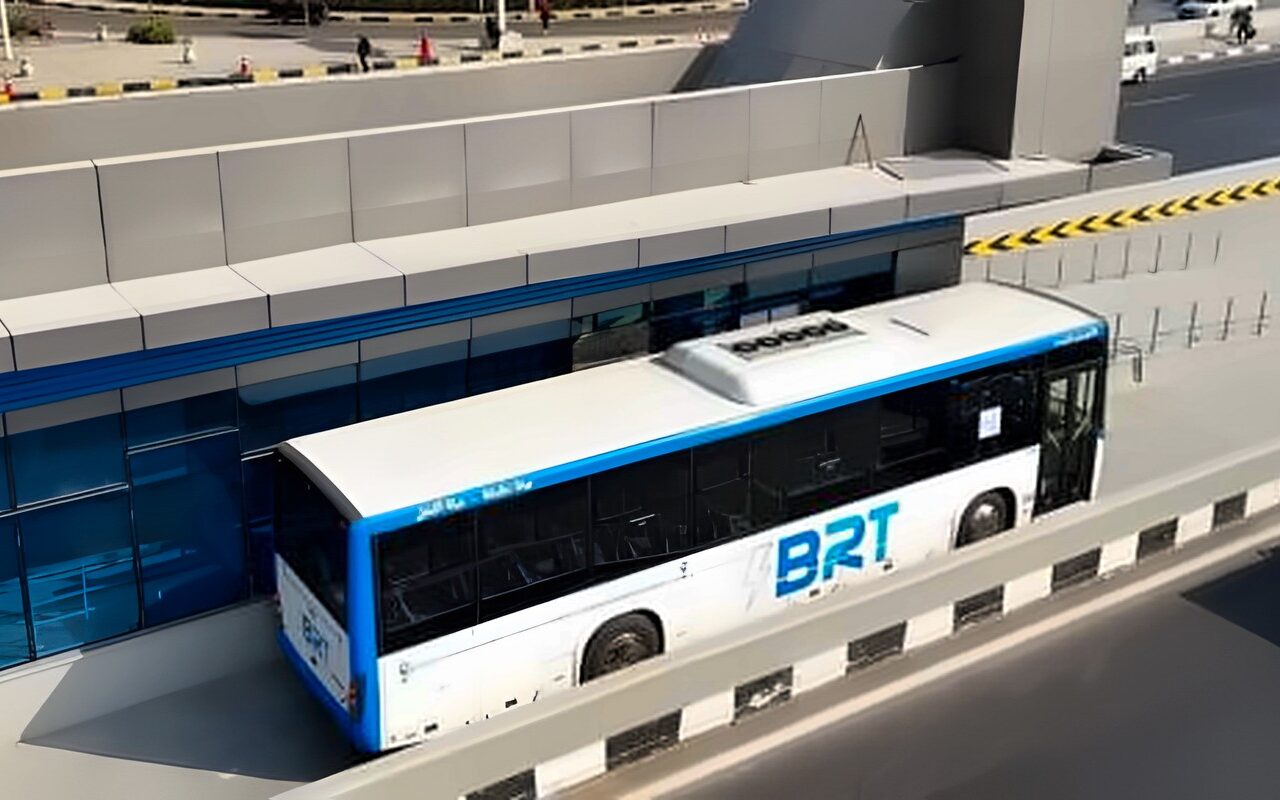 ​وزارة النقل تناشد المواطنين: استخدموا السلالم والأنفاق للوصول لمحطات الأتوبيس الترددي BRT