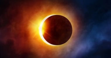 أستاذ بمعهد البحوث الفلكية يكشف مسار كسوف الشمس الكلى النادر فى 2027
