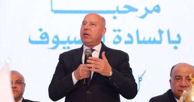 وزارة النقل تستعرض خطة تطوير الطرق والكباري للتحول لمركز إقليمي للوجيستيات