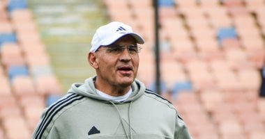 سيد عيد يراقب لاعبى منتخب السويس لاختيار المميزين بعد الدمج