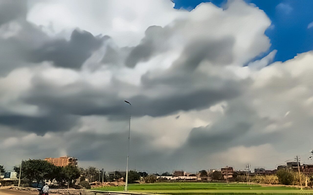 منخفض جوى.. الأرصاد تكشف تفاصيل الطقس وتحذر من تدفق السحب على هذه المناطق
