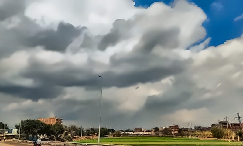 منخفض جوى.. الأرصاد تكشف تفاصيل الطقس وتحذر من تدفق السحب على هذه المناطق