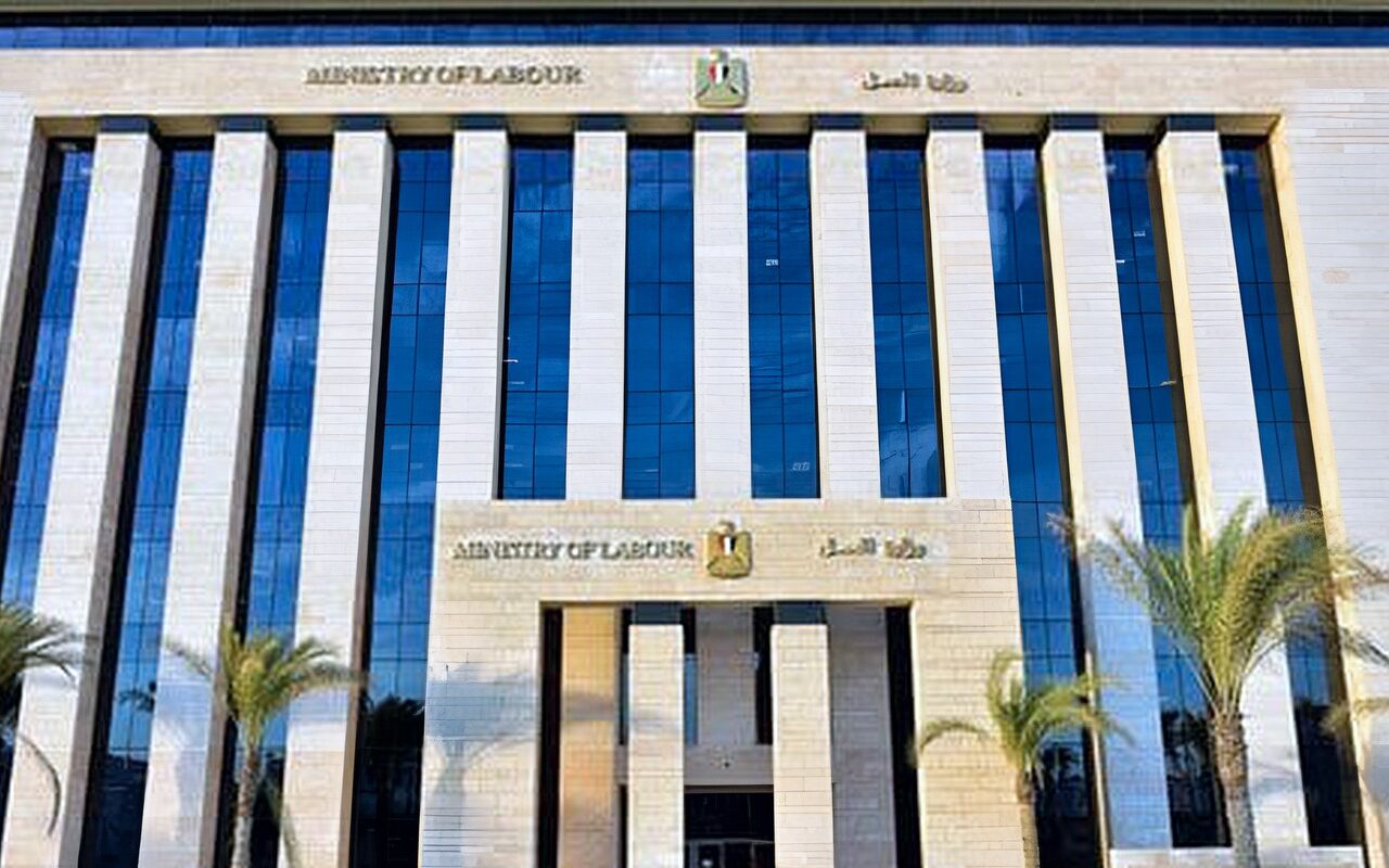 وزارة العمل تعلن عن فرص عمل برواتب تصل لـ16 ألف جنيه.. اعرف الشروط