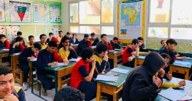 طلاب الشهادة الإعدادية بالجيزة يؤدون اليوم امتحانى اللغة الأجنبية والكمبيوتر