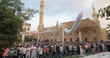 بالفرحة والتكبيرات.. آلاف المصلين يؤدون صلاة عيد الأضحى بساحة مسجد الحسين