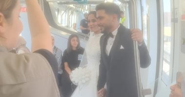 ​قطار المستقبل يصنع الذكريات.. عروسان يحتفلان بزفافهما داخل المونوريل (صور)