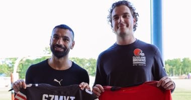 محمد صلاح يتبادل قميص منتخب مصر مع نجم كليفلاند براونز لكرة القدم الأمريكية
