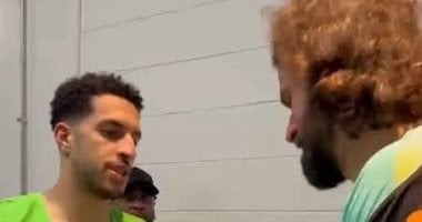 مصطفى شوبير يستبدل قميصه مع أليسون بيكر بعد مباراة مصر والبرازيل.. صور