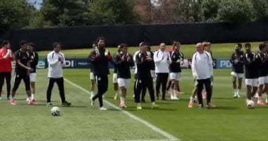 العميد وصلاح ولاعبي المنتخب يحيون الجماهير المصرية بملعب التدريب في أمريكا.. فيديو