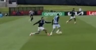 محمد صلاح يضع إمام عاشور فى موقف محرج بسبب ترقيصة بمران المنتخب.. فيديو