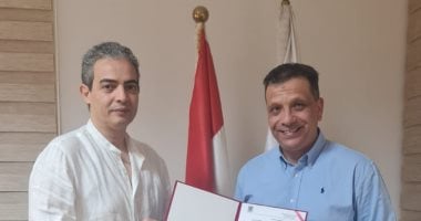 نقيب الإعلاميين يسلم خطابات استلام الوحدات السكنية لأعضاء النقابة