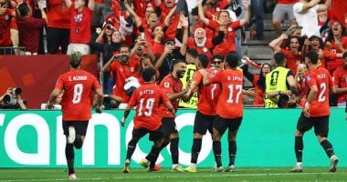 الاحتفالات مستمرة أمام فندق اللاعبين.. شاهد فرحة الجماهير بالفوز على نيوزيلندا