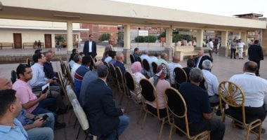 وزير النقل يجتمع بمسئولى السكة الحديد على رصيف محطة “محلة روح” بعد الحادث