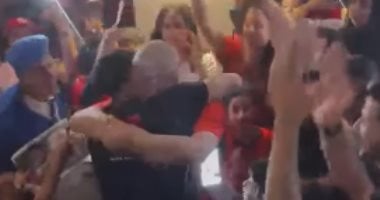 بالطبل والزمر.. أسرة مصطفى شوبير تحتفل بعودته بعد تألقه فى كأس العالم (فيديو)