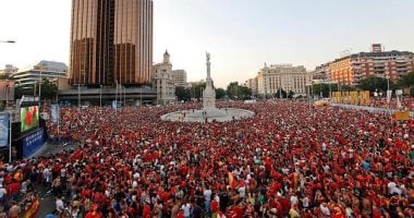 عشرات الآلاف من الإسبان يحتشدون في الساحات العامة دعما لمنتخب بلادهم.. صور