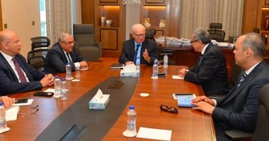 نائب رئيس الوزراء للشؤون الاقتصادية يلتقى رئيس المركزى للمحاسبات لبحث التعاون