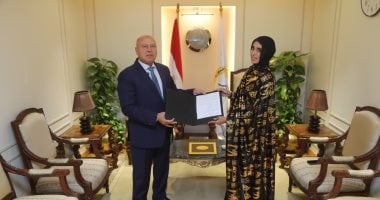 منعت الأطفال من رشق القطار.. وزير النقل يعين سيدة أسوان بشركة قطارات النوم