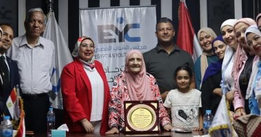 الشباب المصري يحتفي بآمال إسماعيل: عادت للتعليم بعد الستين وحصلت على الدكتوراه