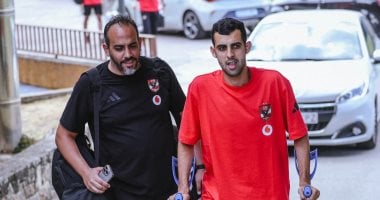 يوسف بلعمري يظهر بعكازين خلال سفر الأهلي إلى برشلونة.. صورة