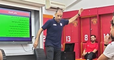 محمد يوسف يشرح للاعبي سيراميكا تعديلات قانون التحكيم قبل انطلاق الدوري