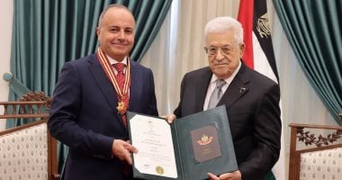 الرئيس أبو مازن يقلد سفير مصر لدى فلسطين وسام نجمة القدس