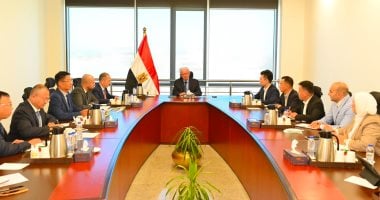 حسين عيسى يبحث مع مجموعة صينية إقامة مجمع صناعى متكامل باقتصادية قناة السويس