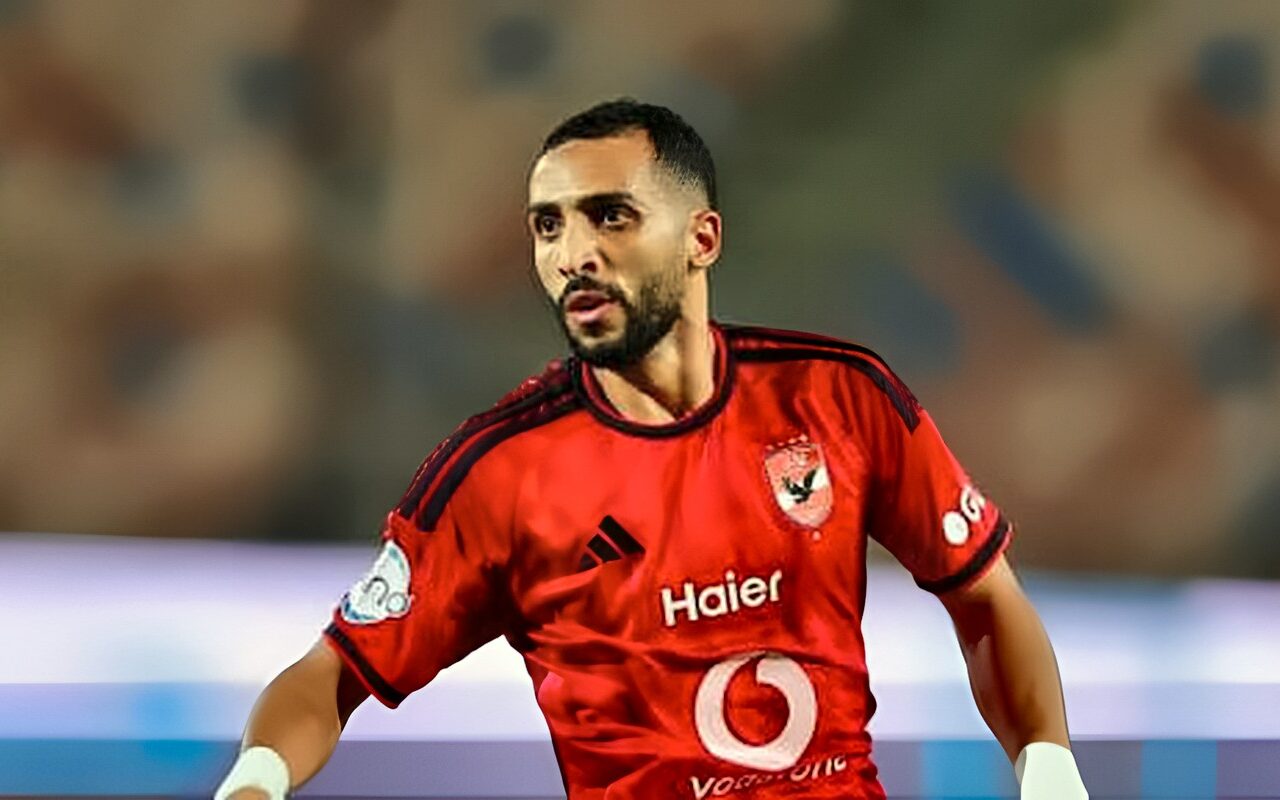 كريم فؤاد يقترب من قيادة الجبهة اليسرى للأهلي أمام الزمالك بسبب الإصابات