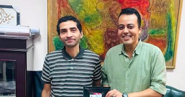 لجنة الحج بنقابة الصحفيين تسلم تأشيرة وبرنامج رحلة العمرة المجانية لعبدالرحمن مجدي موظف مشروع العلاج