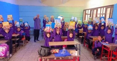 مدير مدرسة بالجيزة يرتدى زى تلاميذه ويشاركهم يومهم الدراسى.. صور