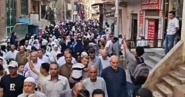 زفة شعبية فى سقارة.. أهالى القرية يودعون 25 حافظًا للقرآن قبل سفرهم للعمرة