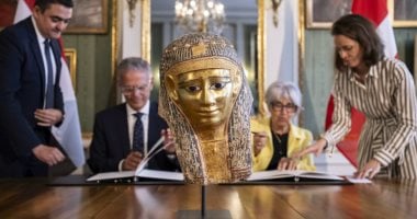 عمره أكثر من ألفى عام.. سويسرا تعيد قناع جنائزى لمصر