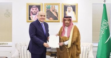 السفير حاتم عبد القادر يقدم صورة أوراق اعتماده سفيرًا لدى السعودية