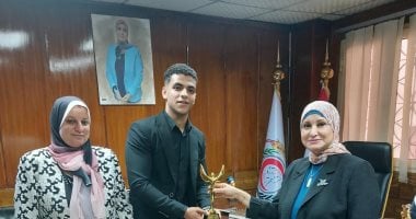 نقيب التمريض تكرم علي محمد وتمنحه «أوسكار النقابة» ومنحة دراسية