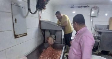 ضبط 2.25 طن لحوم مجهولة المصدر داخل منشأة لتصنيع الكفتة والسجق بالجيزة