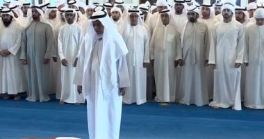 محمد بن راشد وحكام الإمارات يؤدون صلاة الجنازة على جثمان الشيخ أحمد