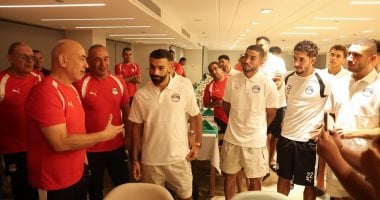 احتفال لاعبى منتخب مصر بتجديد عقود حسام وإبراهيم حسن حتى 2030.. صور
