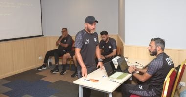 الجهاز الفني لمنتخب الشباب يلقي محاضرة تحفيزية على اللاعبين