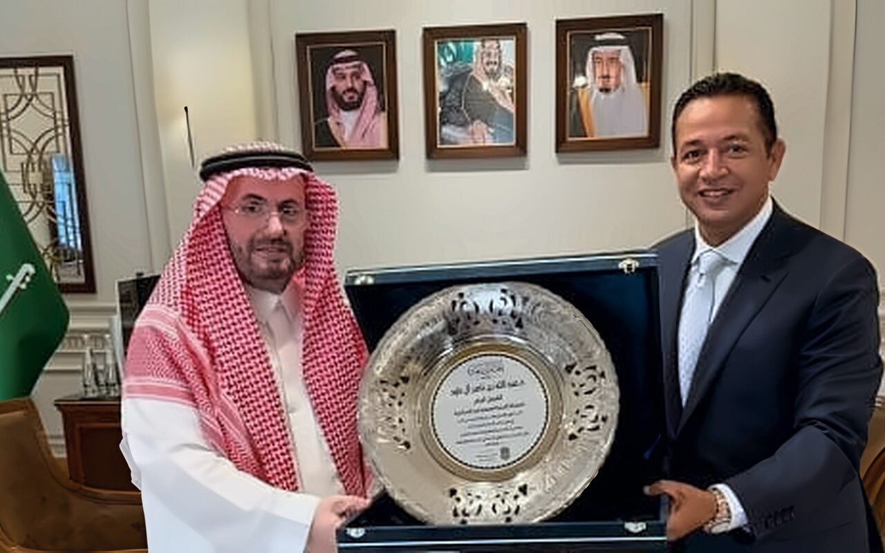 رئيس نادى الاتحاد السكندرى يلبى دعوة القنصل العام السعودى ويُهديه درعا تذكاريا