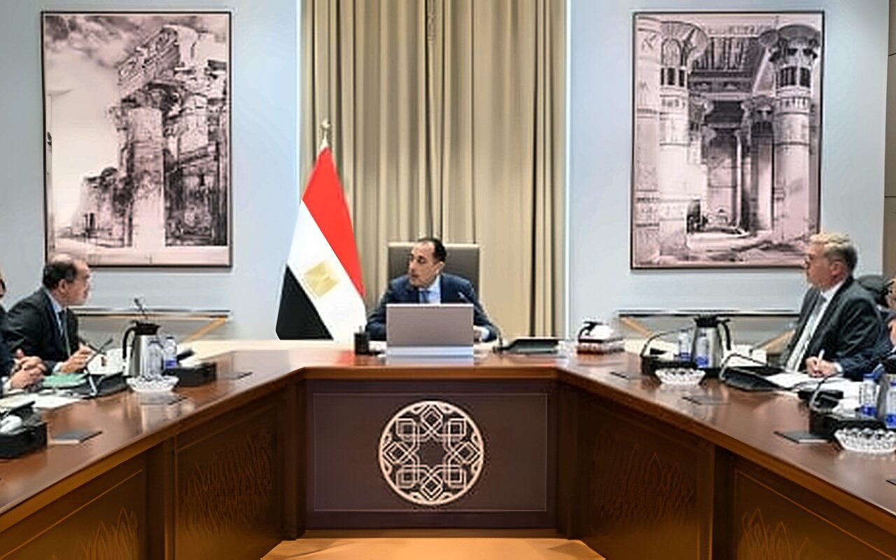 رئيس الوزراء يتابع عدداً من ملفات العمل المشترك بين وزارتي المالية والبترول