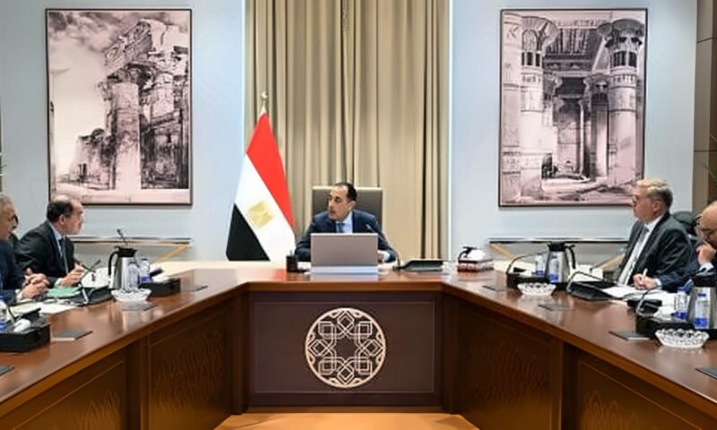 رئيس الوزراء يتابع عدداً من ملفات العمل المشترك بين وزارتي المالية والبترول