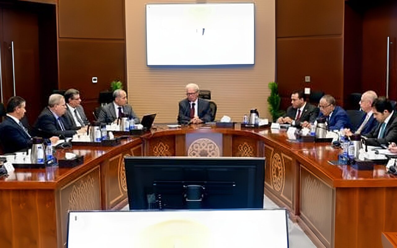 حسين عيسى يعقد اجتماعًا موسعًا لمتابعة جهود إعادة هيكلة الهيئات الاقتصادية