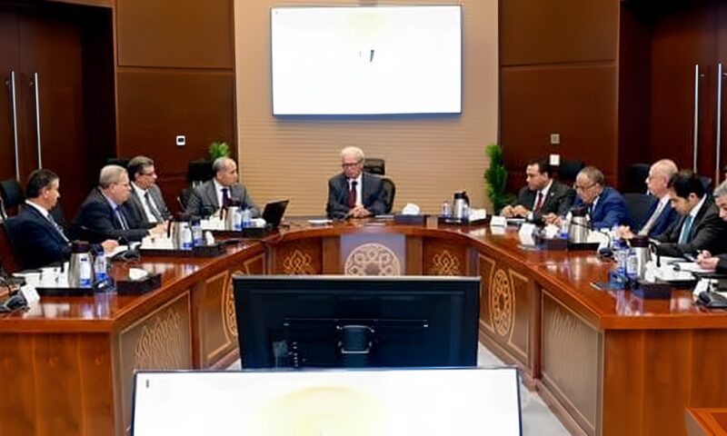 حسين عيسى يعقد اجتماعًا موسعًا لمتابعة جهود إعادة هيكلة الهيئات الاقتصادية