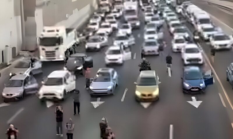 صافرة حداد ودقيقة صمت فى شوارع تل أبيب إحياء لذكرى أحداث 7 أكتوبر.. فيديو