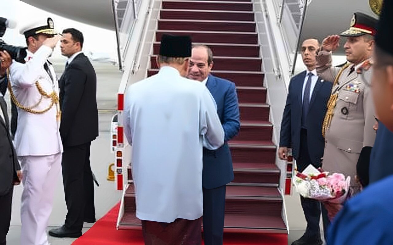 الرئيس السيسى يصل كوالالمبور ورئيس وزراء ماليزيا فى استقباله.. صور