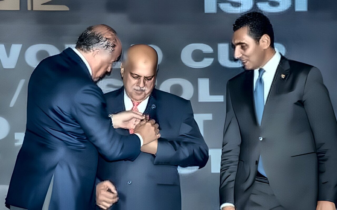 حازم حسني يتلقى أرفع وسام تكريمي من رئيس الاتحاد الدولي للرماية خلال افتتاح كأس العالم