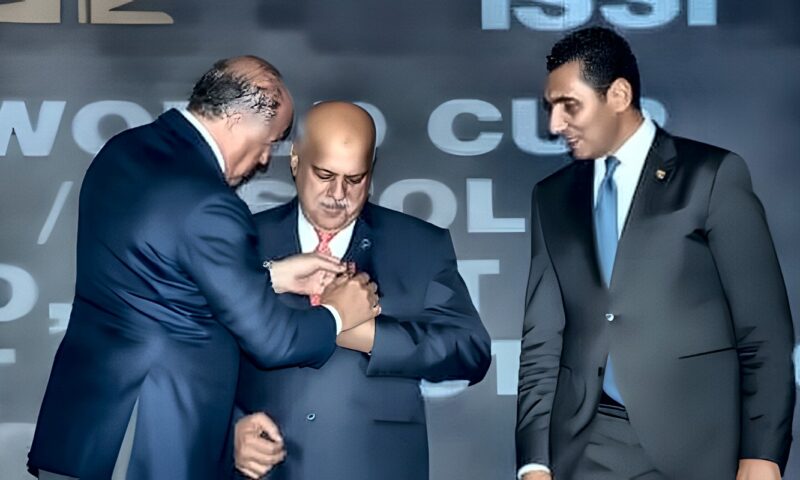 حازم حسني يتلقى أرفع وسام تكريمي من رئيس الاتحاد الدولي للرماية خلال افتتاح كأس العالم