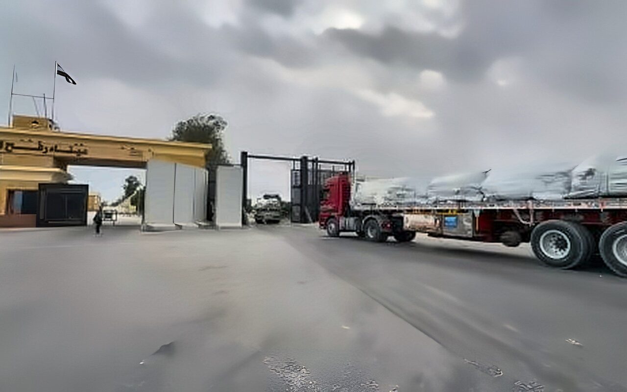 الهلال الأحمر يدفع بـ3100 طن مساعدات و6.380 بطانية لدعم غزة عبر قافلة زاد العزة 292
